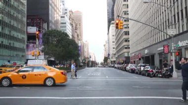 İnsanlar geçiş kavşak gökdelenler arasında 