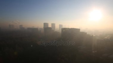 Gündoğumu sırasında binalar bölgesinin siluetleri