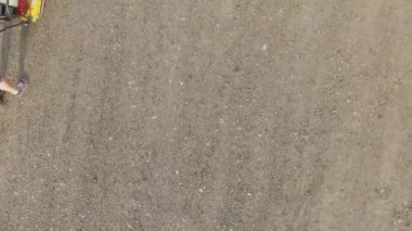 Adam yolda özel makine tarafından çakıl kırma 