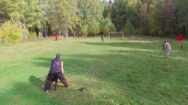 Davetsiz misafir saldırmaya doberman öğretim eğitmenler  