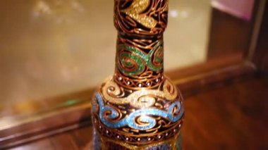 Yüksek nargile oryantal süsler ile dekore edilmiştir.