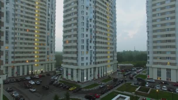 Aparcamiento y parque infantil en el patio del complejo de vivienda — Vídeo de stock