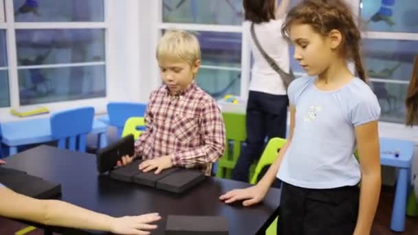 Παιδιά παίζει με το μεγάλο ντόμινο — Αρχείο Βίντεο