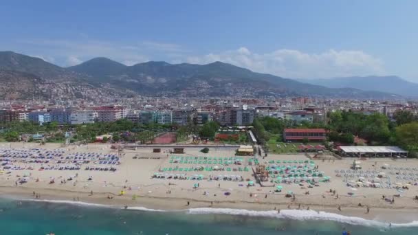 Zand strand in de stad in de buurt van berg — Stockvideo
