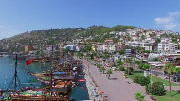 Városi forgalom rakparton Zenit tengeri kikötő közelében — Stock videók
