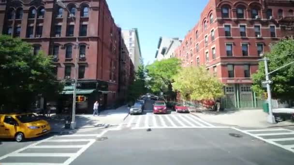 Movimiento en coche en la calle en Nueva York — Vídeos de Stock