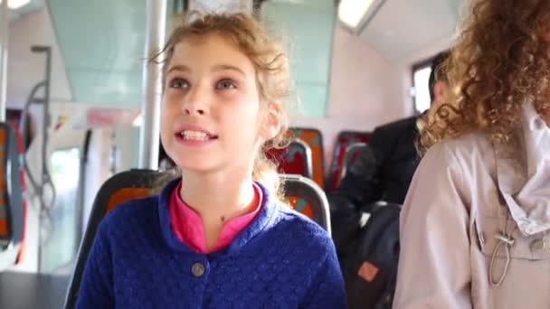 Дочь и мать говорят и собираются на поезде — стоковое видео