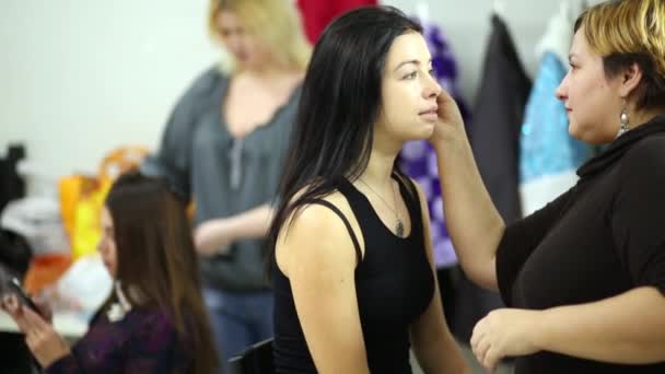 Chicas modelos y maquilladores en el estudio — Vídeos de Stock