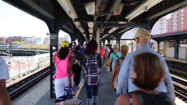 Pessoas que vão para Brighton Beach em NYC — Vídeo de Stock