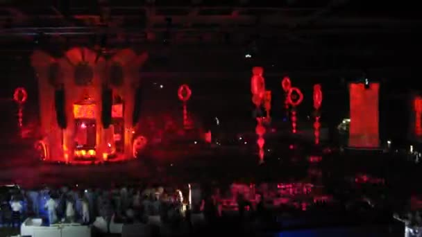 Menschen tanzen in der Halle auf Sensation böses Wunderland — Stockvideo