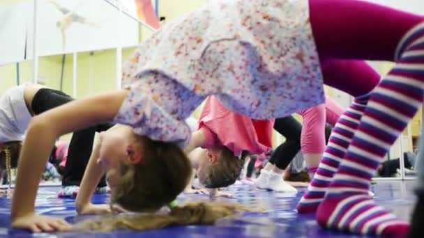 Діти роблять вправи в тренажерному залі з дзеркалом — стокове відео