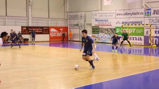 Los jugadores corren con pelota en el campeonato ruso de fútbol de interior juego — Vídeos de Stock