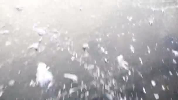 Ghiaccio fresco sul lago ghiacciato in inverno — Video Stock