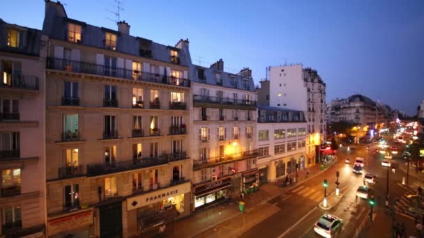 Paris'te gece dükkanlarında ile sokak — Stok video