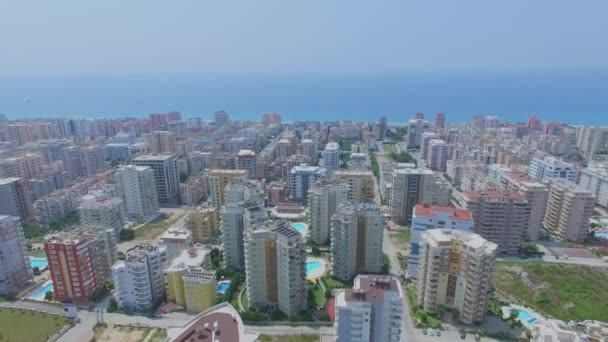 Cityscape yaz güneşli gün, deniz manzarası ile — Stok video