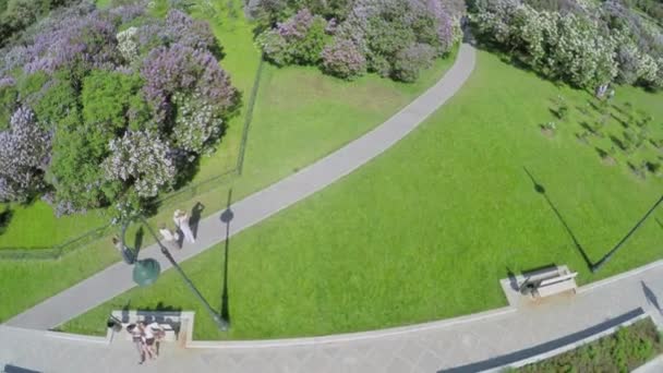 Pessoas andando por becos de Lilac Garden — Vídeo de Stock