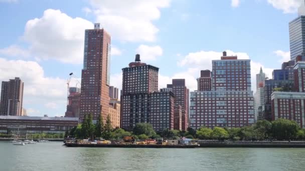Moderní mrakodrapy na pobřeží v New Yorku — Stock video