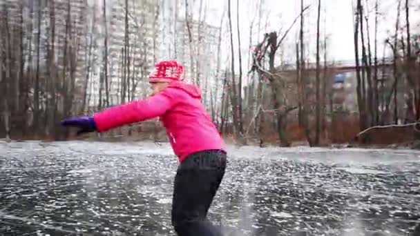 Девушка и женщина катаются на коньках по замерзшему болоту — стоковое видео