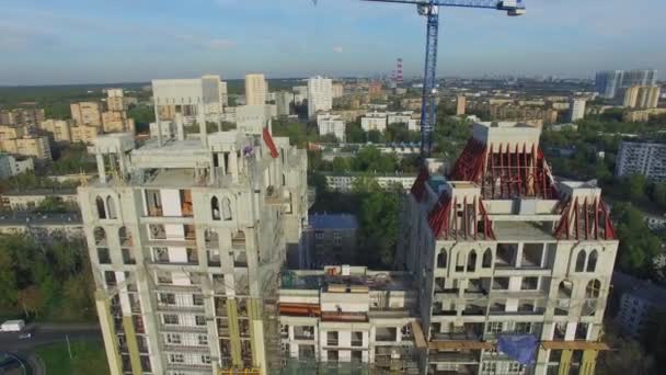 Cityscape com canteiro de obras de complexo residencial — Vídeo de Stock