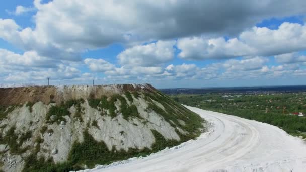 Beyaz dağ phosphogypsum açık döküm ile yolda benim — Stok video