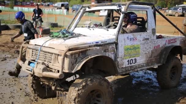 Fahrer im Auto im Offroad-Wettbewerb — Stockvideo