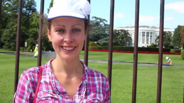 Kobieta w pobliżu kraty białego domu w Waszyngtonie — Wideo stockowe