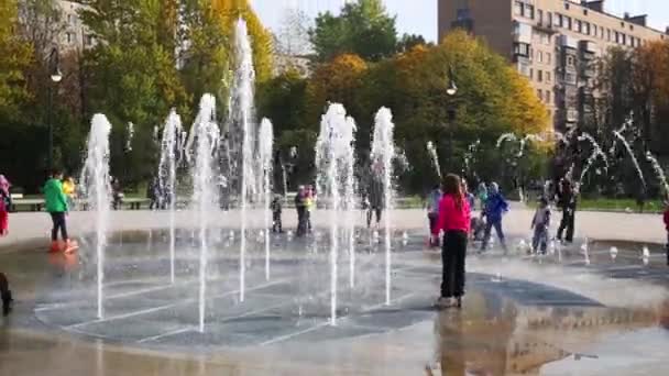 Děti hrají v fontána v Moskvě — Stock video