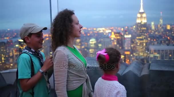 Familie staan op observatie dek op dak — Stockvideo