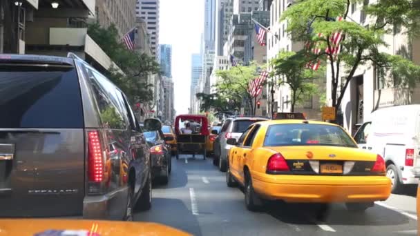 Tráfego na estrada com edifícios altos modernos — Vídeo de Stock