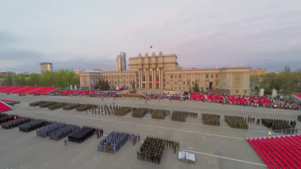 Πεζικού σχηματισμούς στην πλατεία κατά τη διάρκεια της πρόβας της παρέλασης — Αρχείο Βίντεο