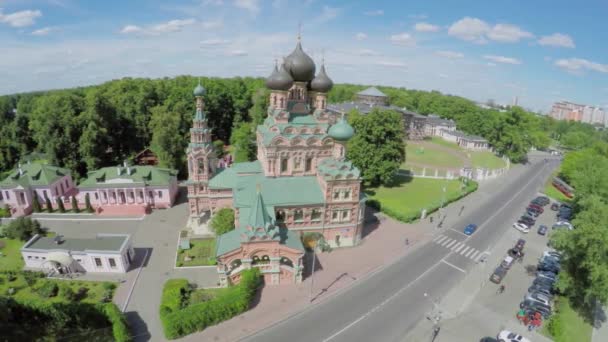 Kościół Świętej Trójcy i pałacu Ostankino w pobliżu park — Wideo stockowe