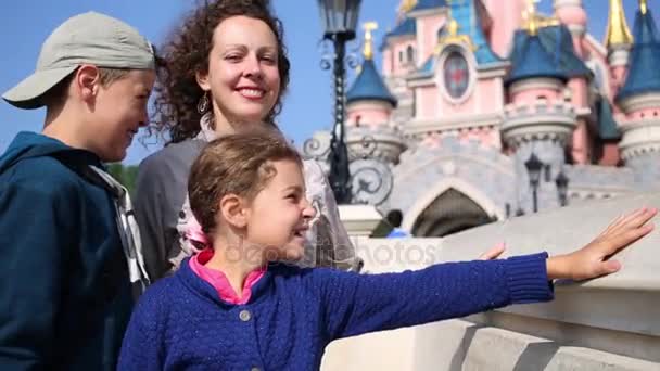 Vrouw met de kinderen en het beroemde kasteel in Disneyland — Stockvideo