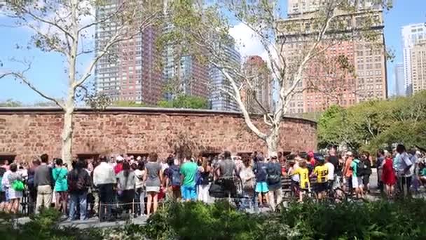 Turis di Battery Park di New York — Stok Video