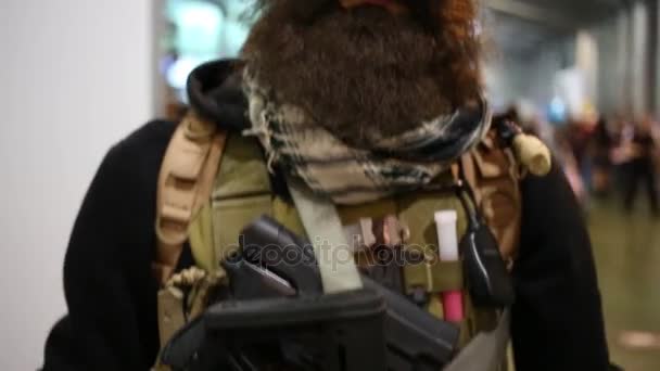 Muž s bradkou v uniformě a se zbraní v Everycon — Stock video
