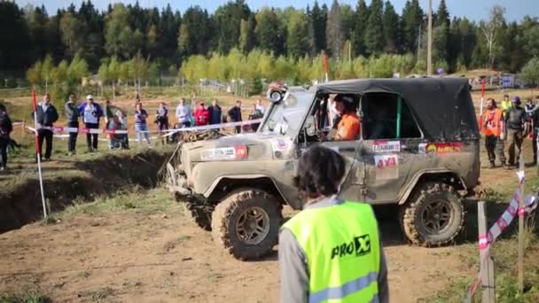 Geländewagen im Offroad-Wettbewerb Regenwald Herausforderung Russland — Stockvideo