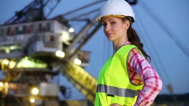 Een vrouwelijke werknemer gonna zandbak op carrière stacker — Stockvideo