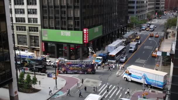 Автобусы ездят среди небоскребов в Нью-Йорке — стоковое видео