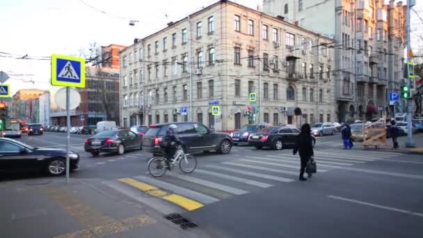 Coches que se mueven en la calle con cebra diagonal — Vídeos de Stock