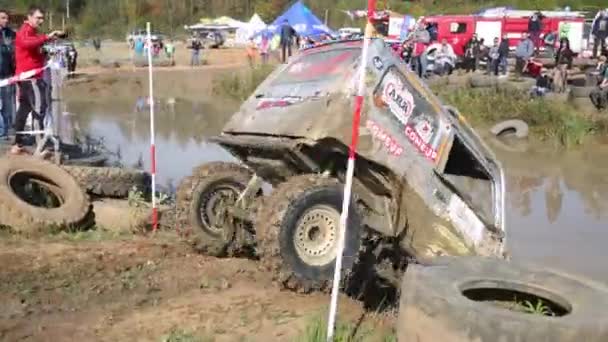 Jeep down to big puddle in off-road competition — Stock Video