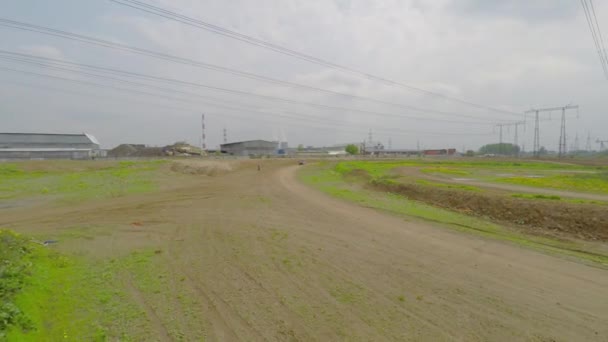 由地面轨道赛车车骑马 — 图库视频影像