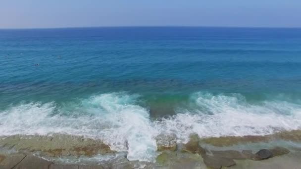 여름에 부두 근처 바다에서 수영 하는 사람들 — 비디오