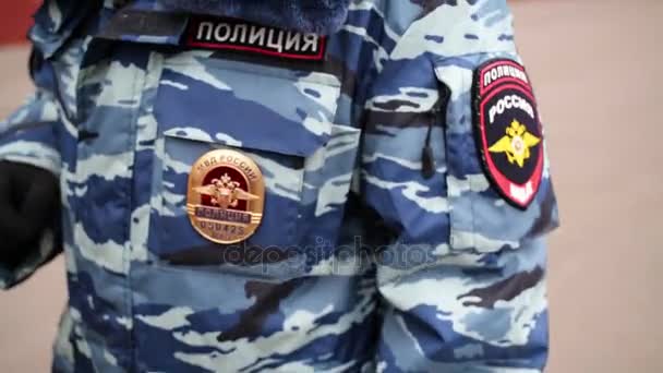 Hash märken och emblem på kläder av polis — Stockvideo