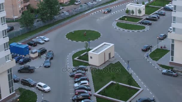 Автомобили во дворе жилого комплекса — стоковое видео