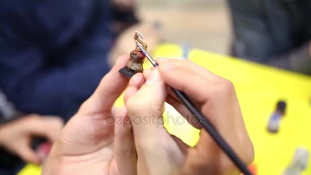 Человек рисует фигуру топором на Everycon — стоковое видео