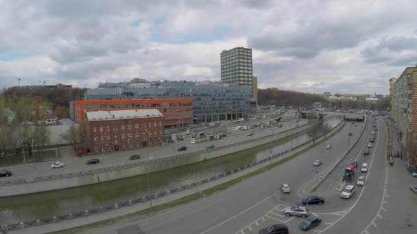 Traffico di trasporto sulla banchina del fiume Jauza — Video Stock