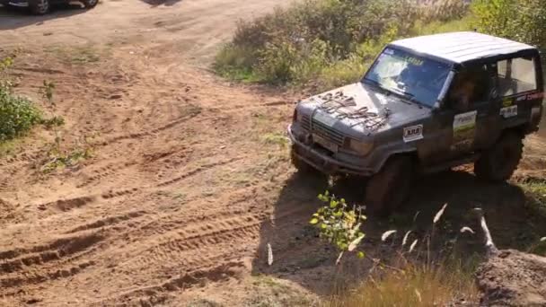 車オフロード競争熱帯雨林のトラックに行く — ストック動画