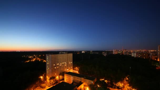 La noche viene en la ciudad — Vídeo de stock