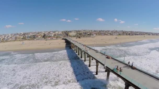 Orang-orang berjalan di dermaga Manhattan Beach — Stok Video