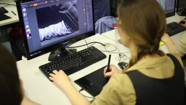 Studenten arbetar med 3d-modell på datorn — Stockvideo