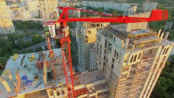 Lugar de construcción del complejo de viviendas con grúas — Vídeos de Stock